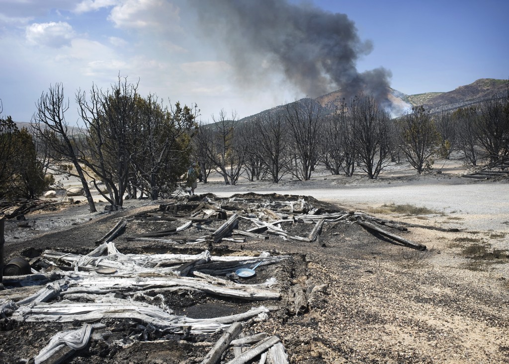 Pinyon Fire dying down, officials looking for full containment News